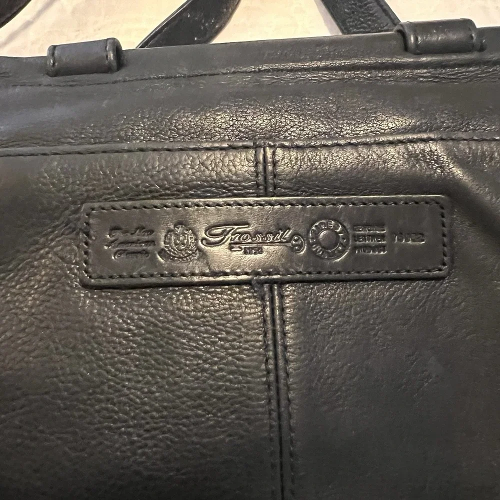 Vintage Fossil Black Pebbled Leather Crossbody Bag Brass Key Charm Minimalist
